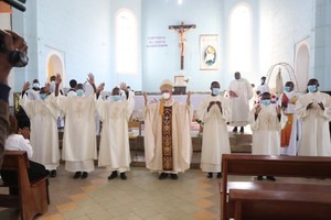 Solenidade do Pentecostes 6 novos diáconos reforçam clero Arquidiocesano do Huambo