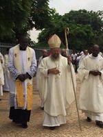 Nos 9 anos da Diocese comunidade reunida em missa solene