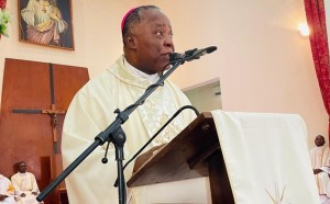 No lançamento da primeira pedra para edificação da Paróquia Santa Teresinha D. Filomeno fala em coragem e confiança