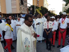 Fiéis renovam a fé e rezam para os mais necessitados na procisão do corpo de Deus  