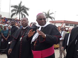 Fiéis de Cabinda recebem o seu Pastor com Júbilo