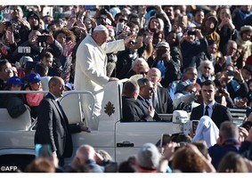 “Quem crê, tem um pedaço de céu a mais sobre a cabeça” Papa