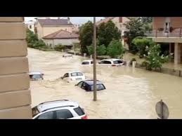 Tromba de água repentina faz quatro mortos em Itália