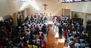 De visita Pastoral ao Alto Zambeze Dom Tirso depara-se com Fuga de professores e mau estado das vias