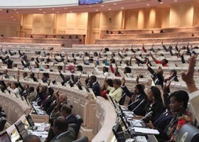 Deputados à Assembleia Nacional votam na generalidade, a proposta do OGE para 2017