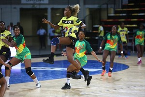 Meninas do andebol voltam a jogar esta noite e buscam a terceira vitória 