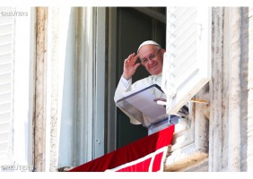 Com Jesus, a alegria nasce e renasce, “A graça em primeiro lugar” Papa no Angelus