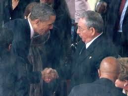 Em homenagem a Mandela Raul castro e obama apertam as mãos
