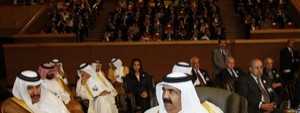 Emir do Qatar abdica a favor do filho