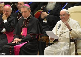 Santo padre destaca o papel do pai que esta sempre presente na família, com firmeza, doçura e sabedoria