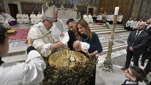 Baptizar desde criança, para crescer com a força do Espírito Santo diz Papa