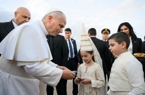 Papa chega a Beirute e rega «cedro da amizade» no Palácio Presidencial