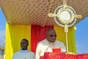 Dom Belmiro alerta para degradação da cidade de Cabinda tomada pelo lixo