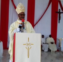 Na festa patronal da Paróquia de Santa Ana D. Camuto pediu para não esquecermos dos idosos