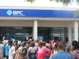 Idosas na cidade do Lwena estão a pernoitar à porta do BPC