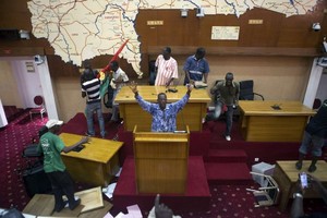 Exército decreta recolher obrigatório na capital Burkina após protestos da oposição