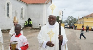 Bispos católicos reunidos, 1º Congresso Eucarístico Nacional em analisa