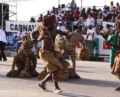 Trinta e nove grupos carnavalescos começam, neste sábado, a disputar o título