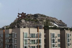 Chinês constrói montanha no topo de prédio