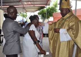 Paróquia de S. Pedro acolhe bispo de Cabinda que confirma na fé 400 jovens e adultos 