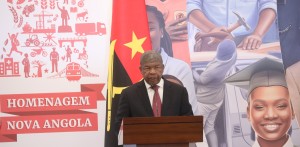 Agostinho Neto, Holden Roberto e Jonas Savimbi condecorados