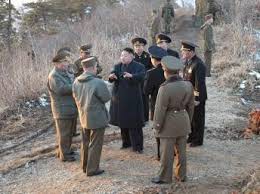 Líder norte-coreano visita unidade militar após lançamento de mísseis