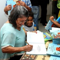 “ Os Kandengues deslifam no carnaval” mais uma obra de Cremilda de Lima