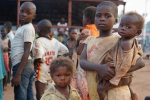 Crianças nas ruas manifestam tristeza por não terem escola