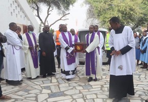 Restos mortais do primeiro bispo do Namibe já repousam no interior da Catedral da Diocese