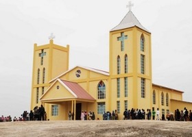 Peregrinos da Muxima celebram os 10 anos da diocese de Viana com a inauguração da igreja da Cabala