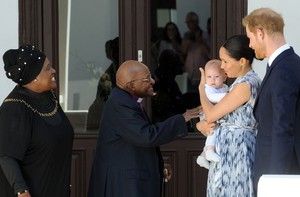 Príncipe Harry leva a família ao encontro do Nobel da Paz, Desmond Tutu