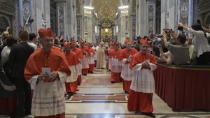 Papa aos novos cardeais: colocar-se aos pés dos outros para servir