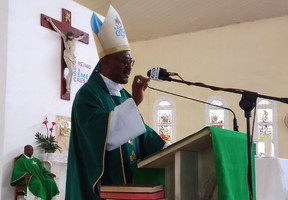 Há na igreja cristãos com postura de políticos que procuram denegrir a imagem dos pastores alerta D. Camuto
