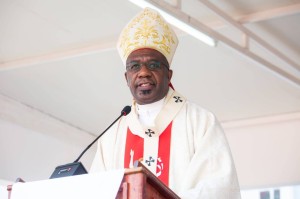 Fiéis juntam-se em missa de acção de graças pelos 60 anos de D. Imbamba