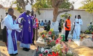 No dia dos fiéis defuntos Dom Jaca reza no cemitério da Camunda