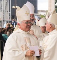 Bispo de S.Tomé entre os devotos de Nªsrª na peregrinação a Muxima 