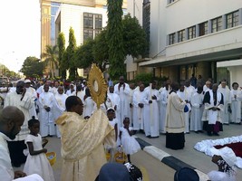 Milhares de fiéis marcharam pelas ruas em adoração ao santíssimo corpo e sangue de Deus