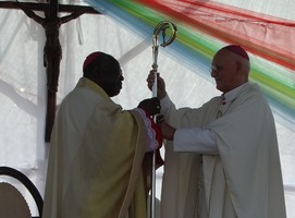 Dom Eugénio entrega símbolos da Diocese a Dom Jaca