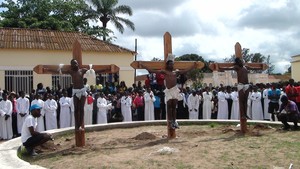 Cristãos que participam da via-sacra ganham a indulgência plenária, diz Dom Benedito