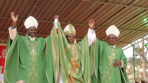 “Paciência alegria no serviço” Lema de Dom Kiala ordenado este domingo.