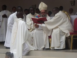 No encerramento do ano da fé, Viana recebe novo sacerdote.