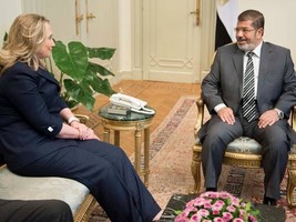 Hillary Clinton chega ao Cairo para discutir trégua em Gaza