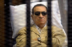 Hosni Mubarak volta ao banco dos réus