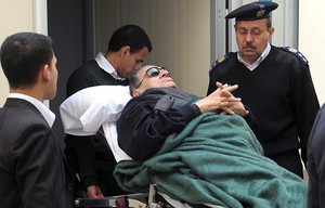 Mubarak transferido para hospital militar