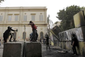 Polícia egípcia usa gases lacrimogênos contra manifestantes
