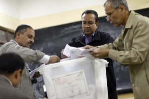 Islamitas proclamam vitória inicial em referendo no Egipto