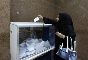 Egípcios votam no exterior; Exército promove busca por 