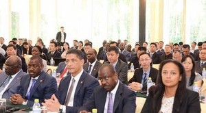 Presidente José Eduardo dos Santos apela empresários chineses a investir em Angola 