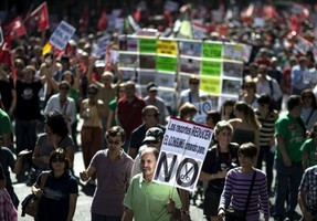 Milhares de pessoas protestam em Madrid contra cortes na economia