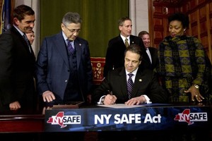 Nova Iorque aprova lei contra o uso de armas